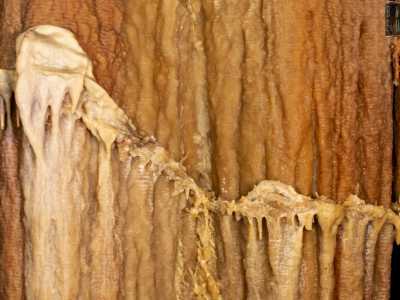 Osserviamo ancora le pareti e notiamo degli strani segni orizzontali. �Sono il risultato di antichi terremoti - sottolinea Vito  -: �cicatrici� che questi eventi traumatici hanno impresso nella roccia�. Su alcune di esse si sono per� formati rilievi, gobbe e "gocce di pietra", quasi a voler pietosamente coprire lo sfregio